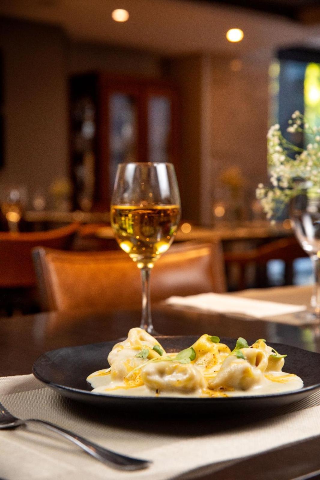Art Hotel Transamerica Collection Porto Alegre Exterior foto A glass of white wine