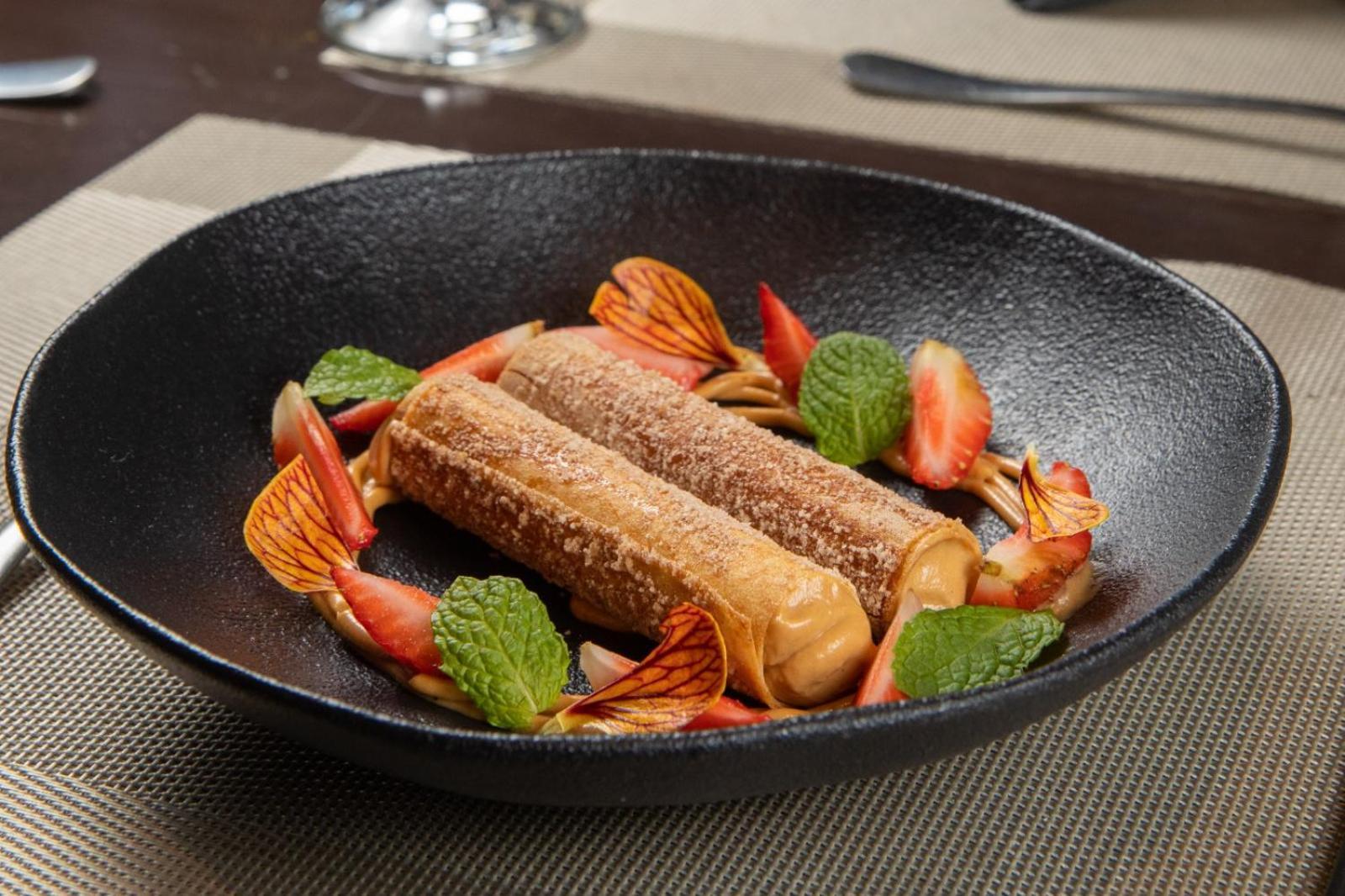 Art Hotel Transamerica Collection Porto Alegre Exterior foto A plate of spring rolls